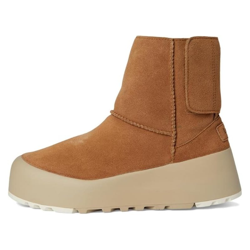Bottes UGG Classic Streetscape Tenue Chic Décontractée Élégante